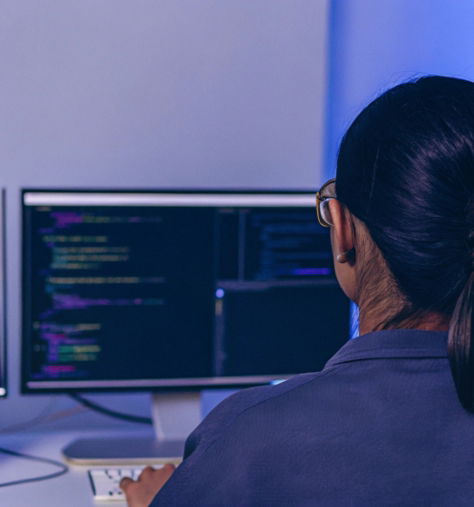 mujer-ingeniera-latina-en-sistemas-de-espaldas-tra.jpg